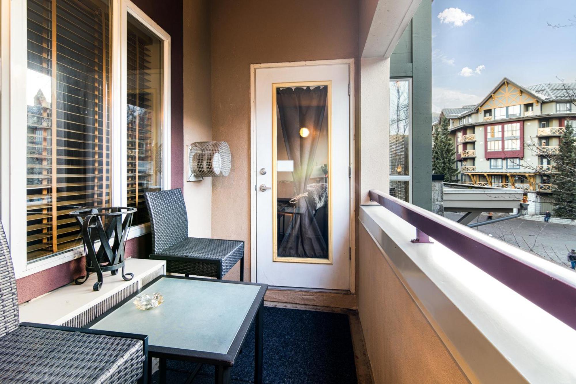 Town Plaza Suites by Golden Dreams Whistler Exterior foto